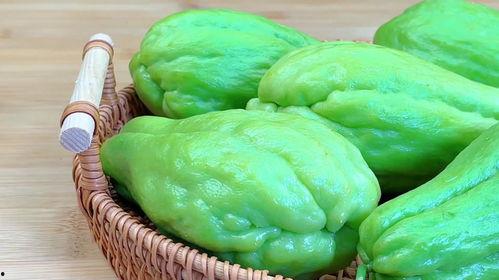 网红吃佛手瓜视频在线观看,口感独特引网友热议！